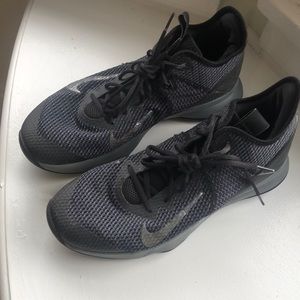 Nike Lebron Witness IV basketball sneakers